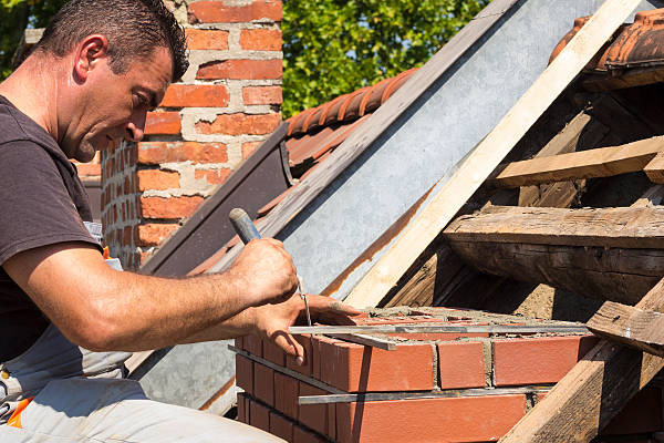 Couvreur au travail sur une toiture, finitions soignées